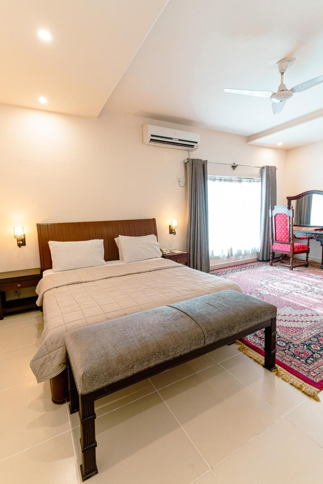 Vip House Peshawar Otel Dış mekan fotoğraf
